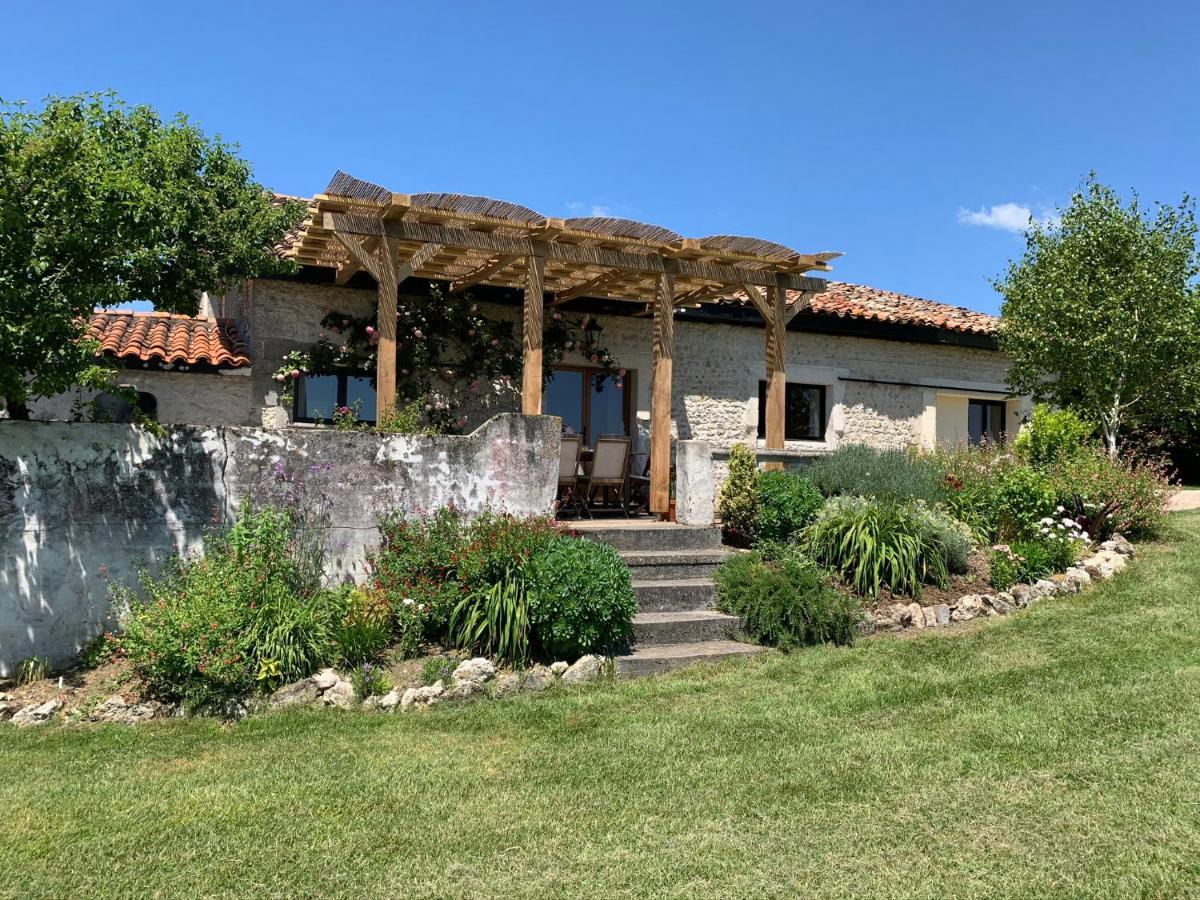 Вилла Chez Sarrazin Brossac Экстерьер фото