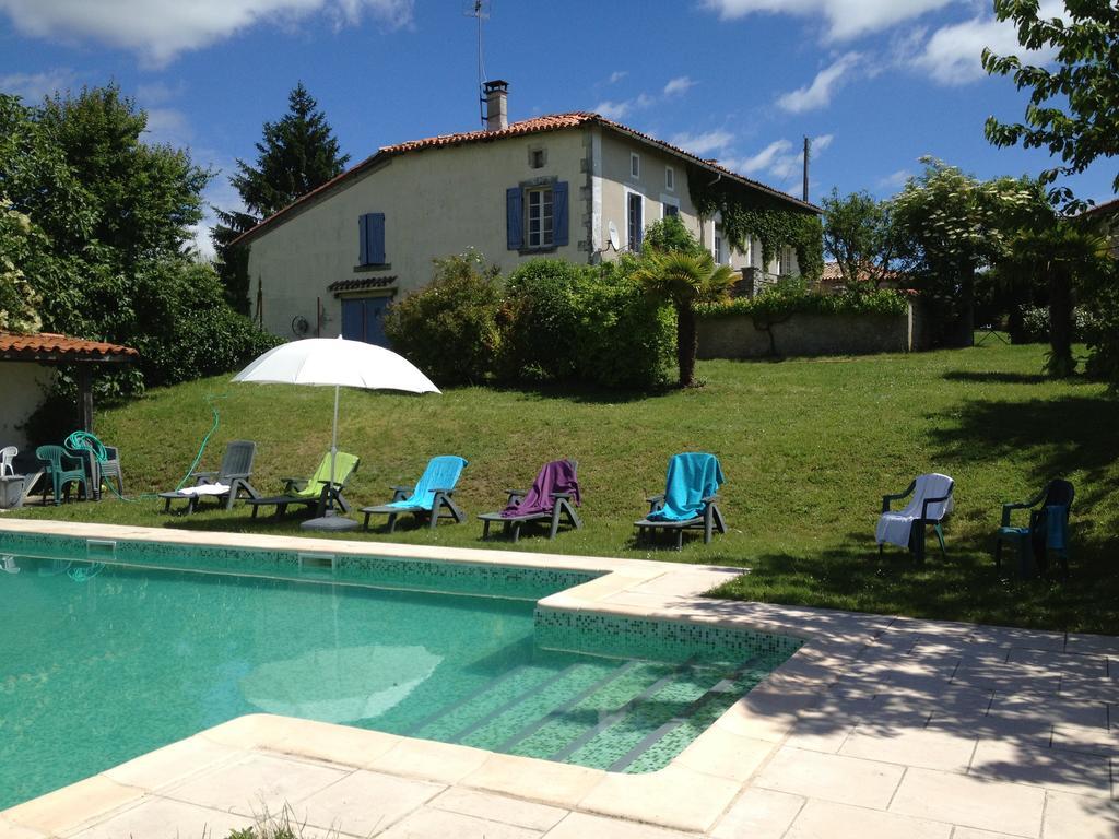 Вилла Chez Sarrazin Brossac Экстерьер фото