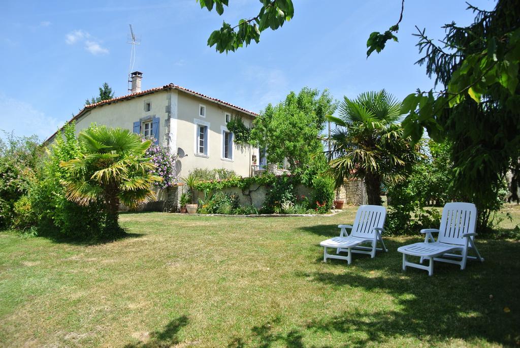 Вилла Chez Sarrazin Brossac Экстерьер фото