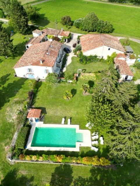 Вилла Chez Sarrazin Brossac Экстерьер фото