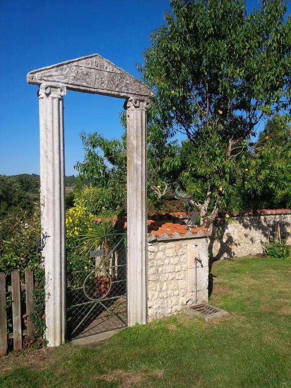 Вилла Chez Sarrazin Brossac Экстерьер фото